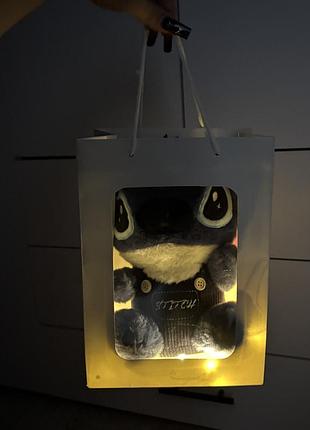 Мягкая игрушка стич (stitch) в стильном комбинезоне (25 см) в подарочном пакете с подсветкой.