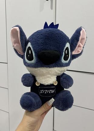 Мягкая плюшевая игрушка "стич" (stitch) в джинсовом комбинезоне, 25 см