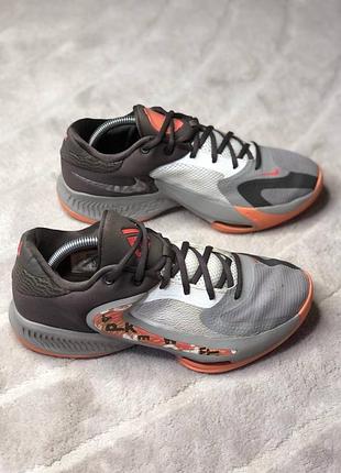 🏀 мужские баскетбольные кроссовки nike zoom freak 4 "letter bros” / “statue of zeus” размер 42.5