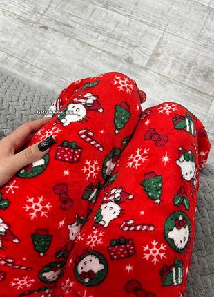 Теплые флисовые брюки хэллоу китти новогодние унисекс | широкие брюки hello kitty красные с принтом