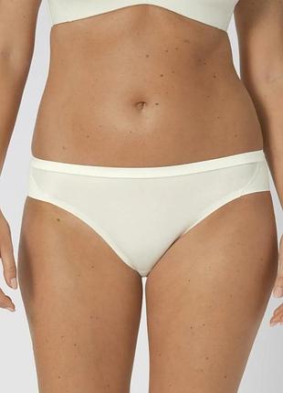 Трусики кольору айворі triumph body makeup soft touch tai