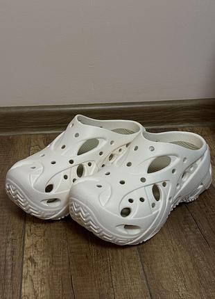 Crocs caged clog у бежевому кольорі eur 39-40 🤍