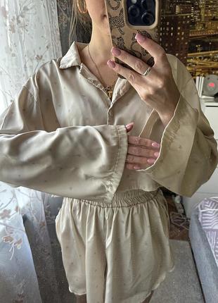 Продам в идеальном состоянии атласную пижаму,не носила