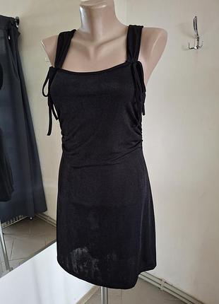 Короткое черное блестящее платье