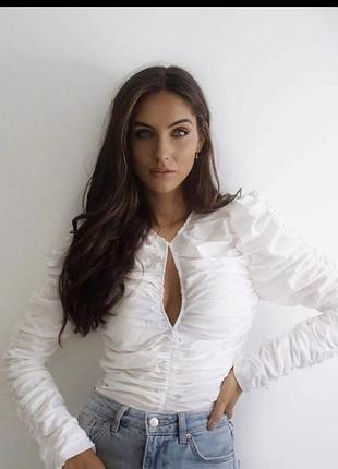 Поплінова блуза з драпіруванням zara белая поплиновая блуза с драпировкой