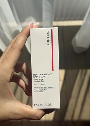 Shiseido revitalessence skin glow тональний крем