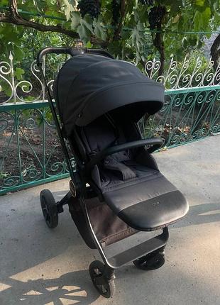 Продам гарну та зручну коляску carrello ultra 2в1, люлька та прогулянка синього кольору 
в використанні була мало