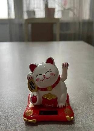 Кошка манеки-неко белая машет лапой пластик