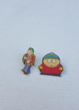 Два пина значка - эрик картман south park и мальчик с рюкзаком и мишкой