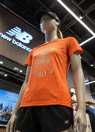 Спортивна футболка new balance brooklyn half помаранчева жіноча
