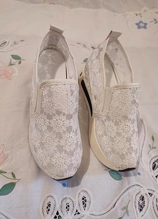 Кроссовки женские, сеточка с кружевом. 36 размер, стелька 23см. скрытый каблук 6.5см.