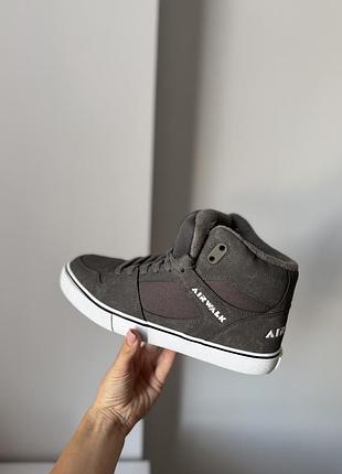 Високі сірі кеди бренду airwalk.