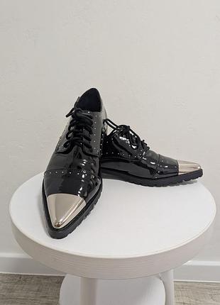 Nly shoes туфлі дербі лакові з металевим носком