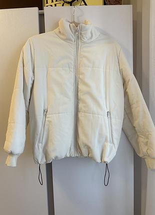 Молочна коротка куртка-пуфер на блискавці