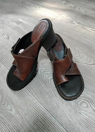 Шлёпки из натуральной кожи на широком каблуке