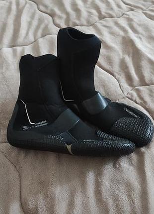 Обувь для серфинг неопреновые гидроботы (боты) tribord (суббренд decathlon) толщиной 3 мм.