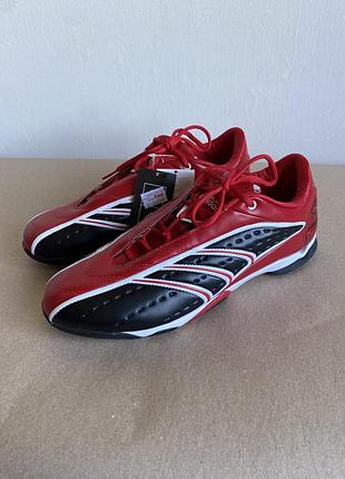 Нові футбольні кросівки із штучної шкіри adidas.