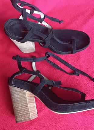 Босоножки женские heitor shoes  
верх нат. замша
подошва, каблук - нат. кожа