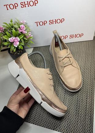 Оригінальні кросівки шкіряні clarks