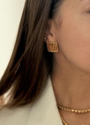 Вінтажні сережки avon 1986 square basket weave pierced earrings, gold tone