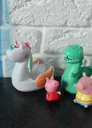 Іграшки для ванни від бренду tomy toomies із серії «свинка пеппа» (peppa pig).