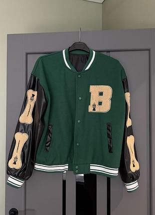 Трендовий куртка-бомбер (бомбер-бомбер / varsity jacket) у стилі колладж 2