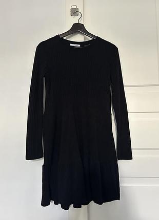 Коротка трикотажна сукня в рубчик zara з довгими рукавами