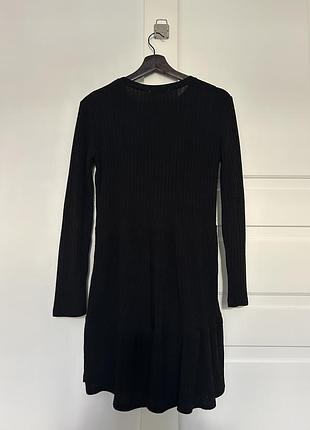 Коротка трикотажна сукня в рубчик zara з довгими рукавами 2