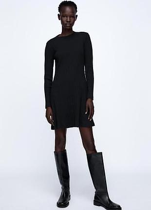 Коротка трикотажна сукня в рубчик zara з довгими рукавами 4