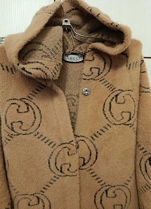 Час загорнутися в осінь: пальто  gucci 4