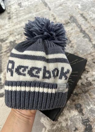 Сіро-біла в'язана дитяча шапка reebok з помпоном 6/12 місяців 2