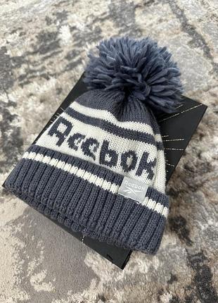 Сіро-біла в'язана дитяча шапка reebok з помпоном 6/12 місяців
