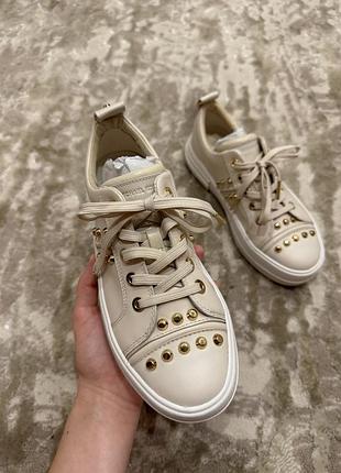 Бежеві жіночі кеди michael kors evy astor stud leather sneaker 4