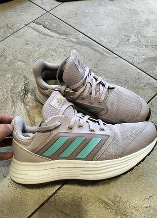 Оригінальні жіночі кросівки adidas в ідеальному стані.