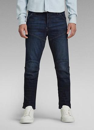 Чоловічі джинси g-star raw 5620 3d у темно-синьому кольорі. модель має характерний, анатомічний крій 3d, який повторює форму ніг, а також