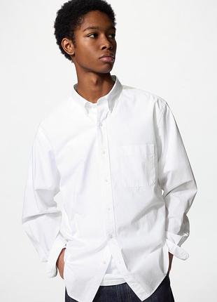 Біла чоловіча сорочка uniqlo з довгим рукавом