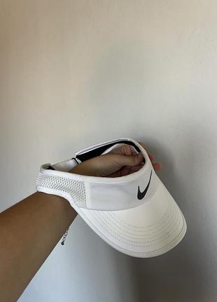 Білий спортивний козирок nike з dri-fit 4