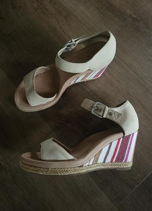 Шкіряні босоніжки на танкетці ugg atasha wedge р. 36