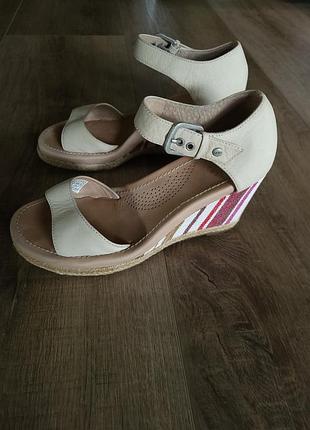 Кожаные босоножки на танкетке ugg atasha wedge р. 36 6