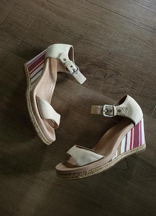 Кожаные босоножки на танкетке ugg atasha wedge р. 36 8