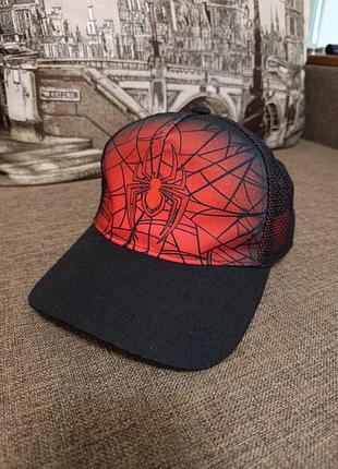 Дитяча кепка adidas x marvel miles morales cap у чорно-червоній гамі з павуком та павутинням у стилі майлза моралеса.