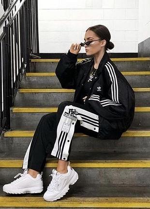 Adidas трендові оригінал штани спортивні з лампасами на заклепках по бокам