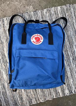 Вінтажний повсякденний прямокутний синій рюкзак fjallraven kanken з великим вишитим логотипом й чорними деталями