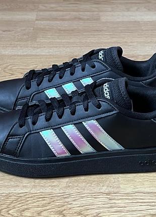 Кроссовки adidas оригинал в идеальном состоянии 37 размер