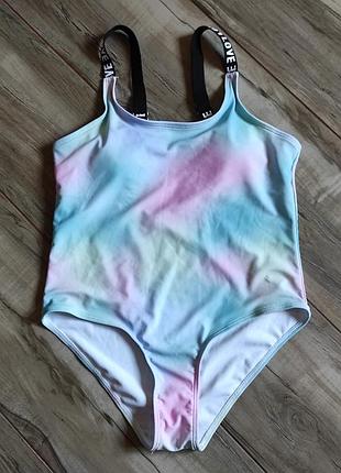 Ніжний суцільний купальник tie-dye з написом love shein, розмір 11–12y (146–152 см)