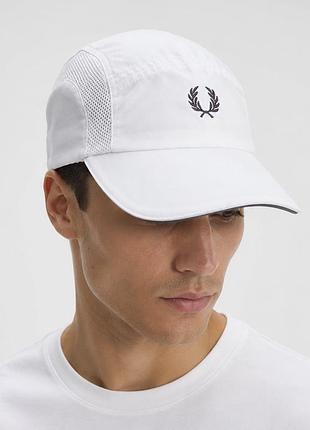 Белая кепка fred perry