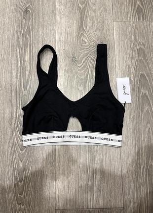 Новий топ guess , у чорному кольорі , в розмірі м