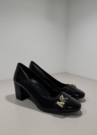 Жіночі туфлі michael kors jilly pump оригінал чорні шкіряні на підборах лаковані човники взуття майкл корс