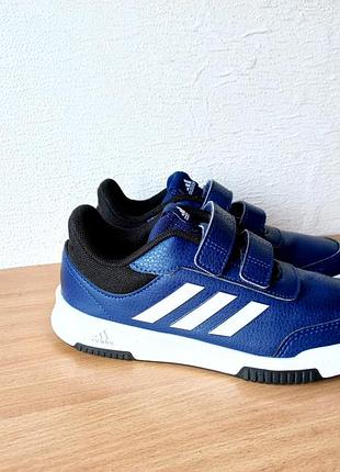 Чудові кросівки adidas 35 р. устілка 22,4 см.