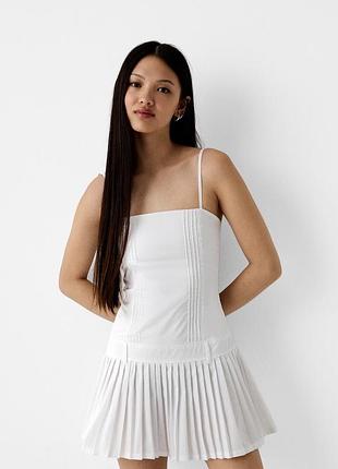 Біла коротка сукня на бретельках bershka